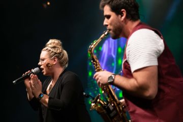 DJ plus Sängerin & Saxophon